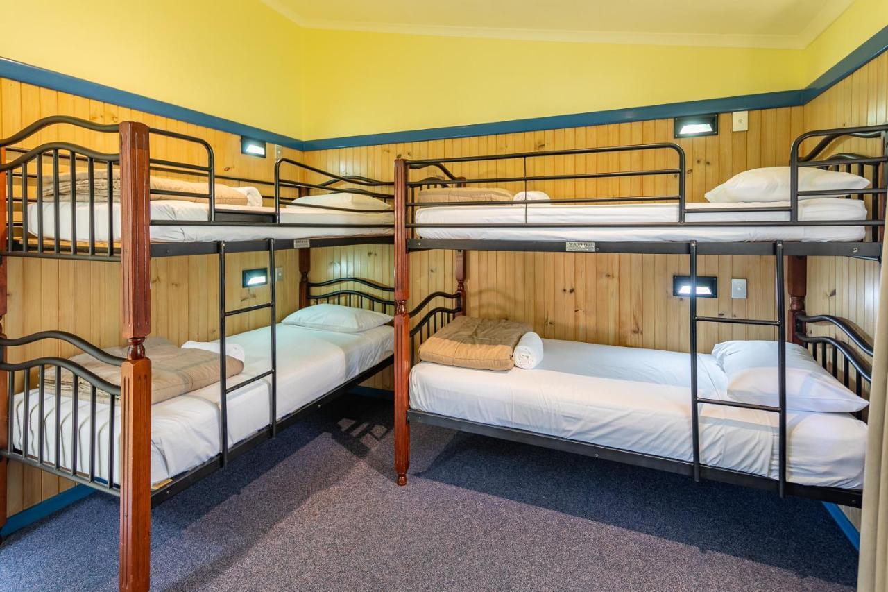 Ingenia Holidays Cairns Coconut Экстерьер фото A typical room at a backpackers' hostel in Australia